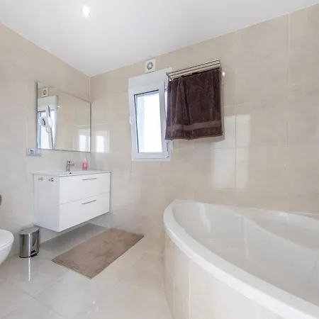 빌라 Modern With Great Location