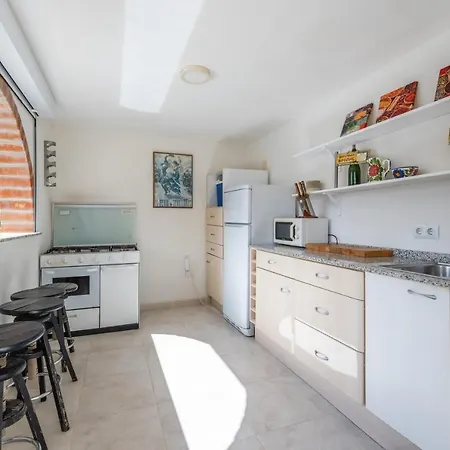 Modern With Great Location 빌라 *